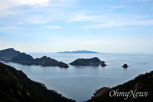  지난 8월 16일 흑산도에서 바라본 홍도(뒤쪽)와 장도(앞쪽).