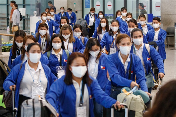  외국인 가사관리사 시범사업에 참여할 필리핀 노동자들이 지난달 6일 인천국제공항을 통해 입국하고 있다.