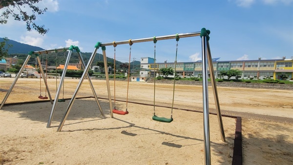  초등학교 놀이터의 그네