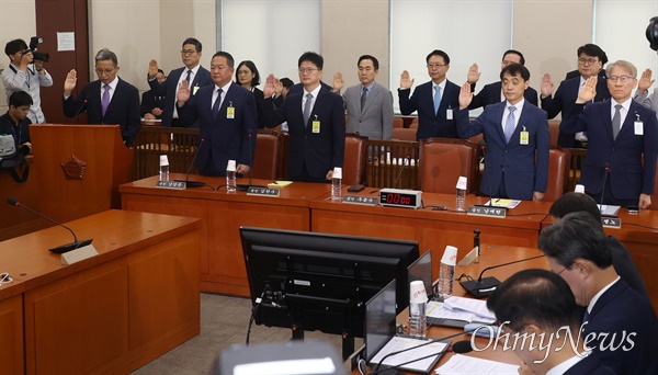  우종수 국가수사본부장, 강상문 영등포경찰서장, 김찬수 대통령비서실 행정관, 남제현 대통령비서실 행정관, 조병노 전남경찰청 자치경찰부장, 조창배 서울경찰청 형사과장, 백해룡 화곡지구대장, 이은영윤리복무국장, 김승호 전 인사처장, 김재일 전 인천세관장, 정기섭 전 여행자 통관2국장, 김광호 전 서울청장, 장영식 서울청 강력계장, 최형욱, 서울청 사이버수사1대장, 박창훈 서울청 감찰팀장이 20일 오전 서울 여의도 국회 행정안전위원회에서 열린 마약수사 외압 의혹 관련 청문회에서 증인선서를 하고 있다.