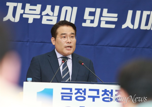  더민주전국혁신회의 부산상임대표를 지낸 이재용 더불어민주당 금정구의원이 20일 부산시의회 브리핑룸을 찾아 10.16 금정구청장 보궐선거 출마를 선언하고 있다.