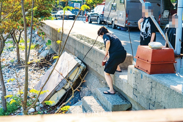  천하마을 몽돌해수욕장으로 가기 위해 주 출입구로 사용하고 있는 계단이다. 안전대나 손잡이가 없어서 계단을 이용하는 방문객들이 안전사고에 노출돼 있다.