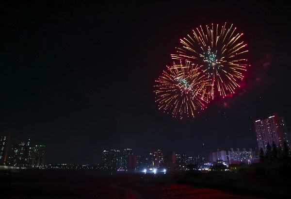 "거북섬 해양축제"  자료사진. 2023년 '거북섬 해양축제'에서의 '불꽃놀이' 모습.