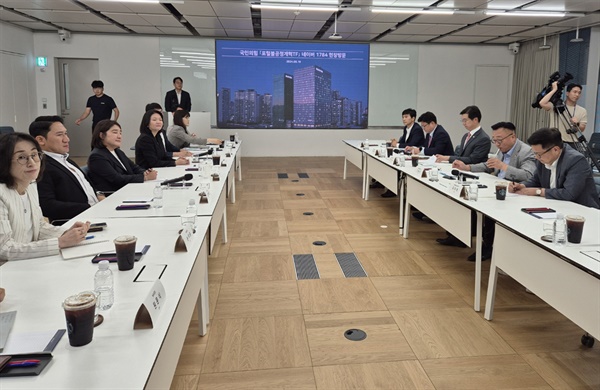  국민의힘 '포털 불공정 개혁 태스크포스'(오른쪽)가 19일 경기 성남시 네이버 사옥을 방문해 포털의 독점적 지위를 남용한 불공정 행위 근절과 네이버 뉴스서비스의 이념 편향성 개선을 촉구하고 있다. 2024.8.19