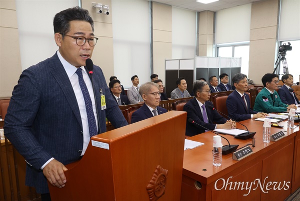  마약수사 외압 의혹을 제기한 백해룡 경정(왼쪽)과 "용산에서 심각하게 보고 있다”며 마약 세관 수사에 외압 가했다는 의혹을 받는 김찬수 총경(대통령실비서실 행정관)이 20일 오후 서울 여의도 국회 행정안전위원회에서 열린 마약수사 외압 의혹 관련 청문회에 참석해 의원 질의에 답변하고 있다.