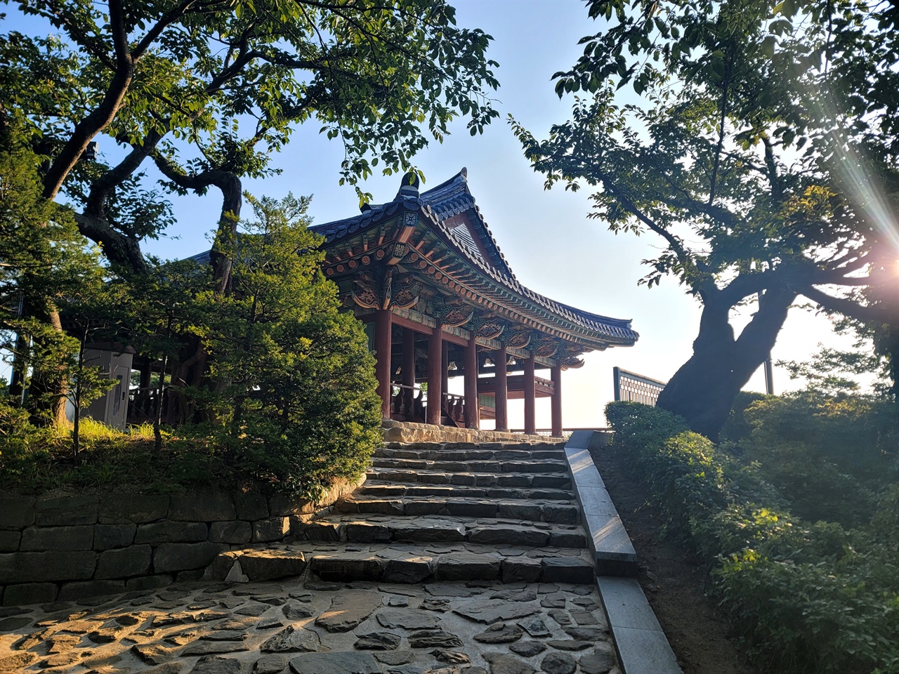 경포대 고려 충숙왕 때 지어진 누각. 이건 후, 몇 차례 중수