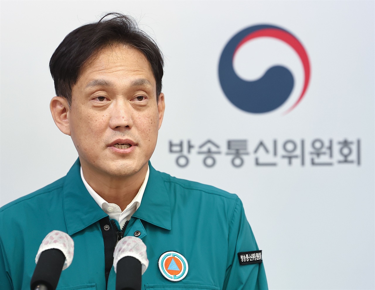   김태규 방송통신위원장 직무대행이 19일 오후 정부과천청사 방통위에서 국회 과학기술정보방송통신위원회 관련 입장 발표 기자회견을 하고 있다. 2024.8.19