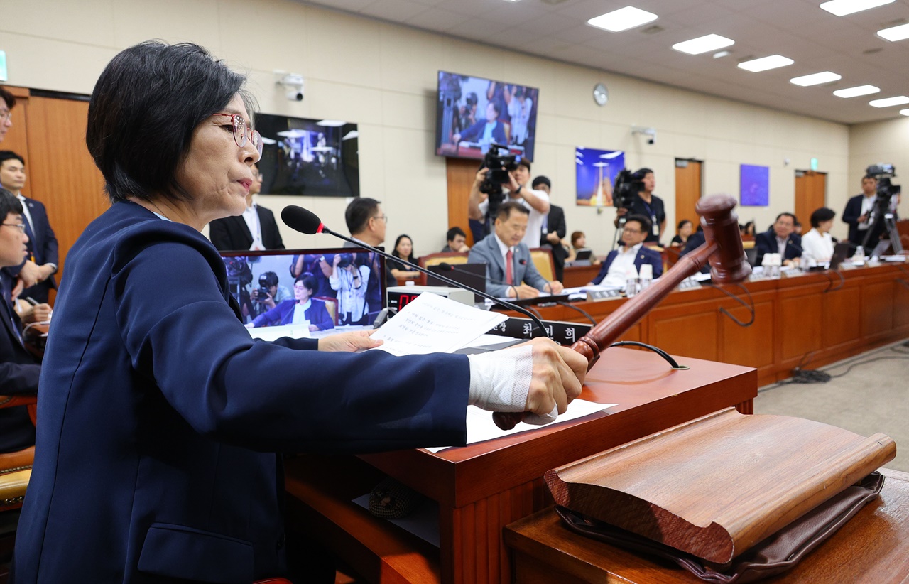   14일 오후 국회에서 열린 과학기술정보방송통신위원회의 '불법적 방송문화진흥회 이사 선임 등 방송장악 관련' 2차 청문회에서 최민희 위원장이 김태규 방통위 위원장 직무대행 증인 고발의 건 가결을 선포하고 있다. 2024.8.14 