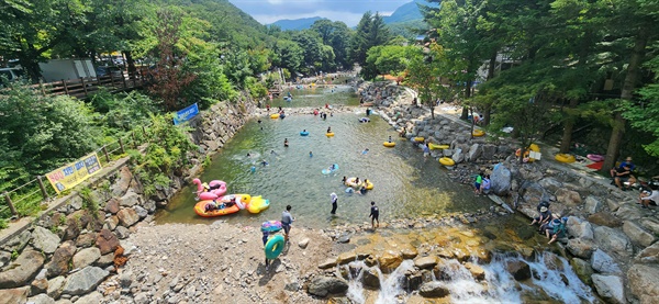  전북 무주군 구천동계곡에 관광객들이 물놀이를 하고 있다. 