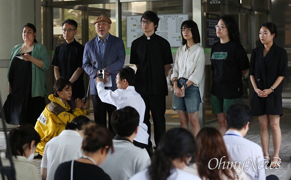 이동환 목사 징계무효확인소송 1심 각하,,,그러나 항소 예고 퀴어축제에서 동성애자에게 축복을 내렸다는 이유로 기독교대한감리회로부터 정직 2년의 징계를 당한 뒤 그 부당함을 다투기 위해 사회법정의 문을 두드린 이동환 목사가 서울중앙지방법원에서 열린 징계무효확인소송 1심 선고에서 각하 판결을 받았다.