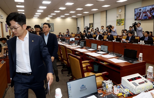  21일 오전 서울 여의도 국회 국회 과학기술정보방송통신위원회의에서 열린 방문진 이사 선임 등 방송장악 관련 3차 청문회에서 국민의힘 박충권 의원과 소속 의원들이 위법 청문회로 진행되고 있다고 주장하며 퇴장하고 있다.