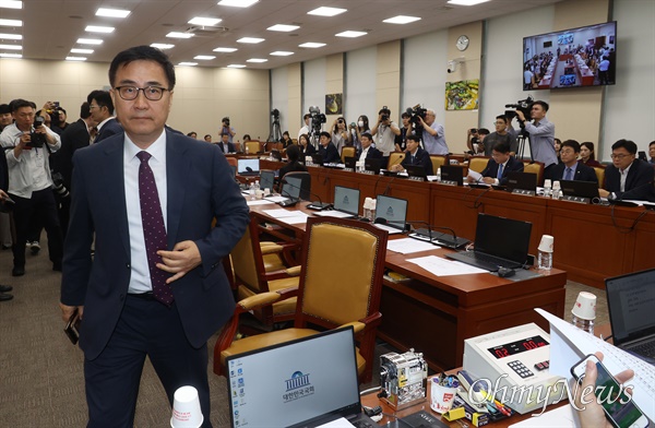  21일 오전 서울 여의도 국회 국회 과학기술정보방송통신위원회의에서 열린 방문진 이사 선임 등 방송장악 관련 3차 청문회에서 국민의힘 간사를 맡고 있는 최형두 의원과 소속 의원들이 위법 청문회로 진행되고 있다고 주장하며 퇴장하고 있다.