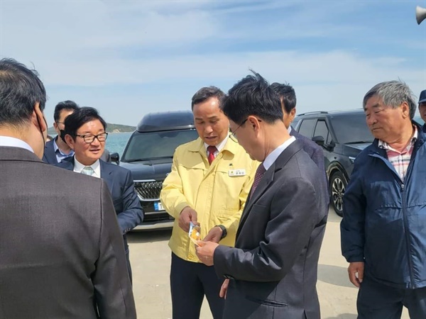  윤희신 도의원(사진 가운데)이 충남도 관계 공무원들과 국도,지방도 공사 현장에서 진행 상황을 듣고 있다