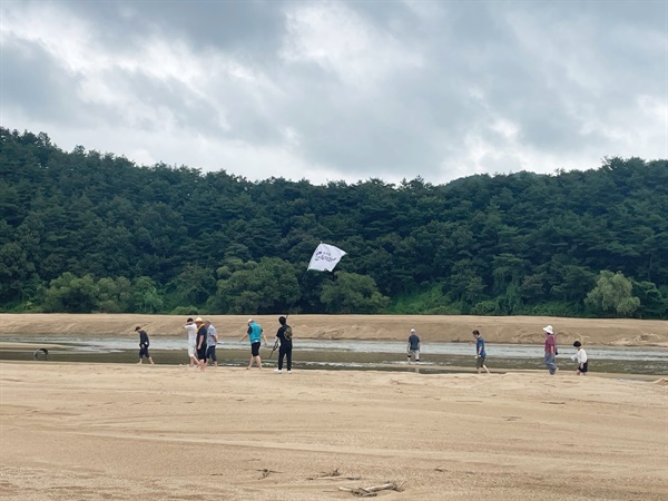  기자회견 후 내성천 회룡포 모래톱 순례에 나선 참가자들 