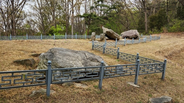 교산리 고인돌 대개 고인돌이 평지에 있는데, 교산리 고인돌은 산에 있다. 평지에서 산으로 매장문화가 바뀌고 있는 것인지, 산에 있는 돌 산지 바로 옆에다 만든 것인지 모르겠다. 돌 산지 옆에다 만들었다면, 돌을 운반할 사람이 줄어들고 있는 쇠퇴한 부족장 무덤일지도 모른다. 