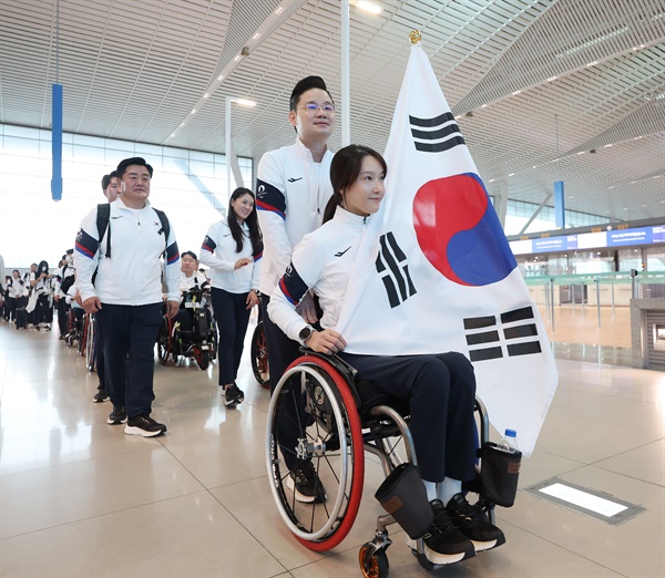  2024 파리 패럴림픽에 출전하는 대한민국 선수단의 펜싱 조은혜(앞)와 배동현 선수단장 등이 지난달 21일 오전 인천국제공항에서 출국하고 있다.