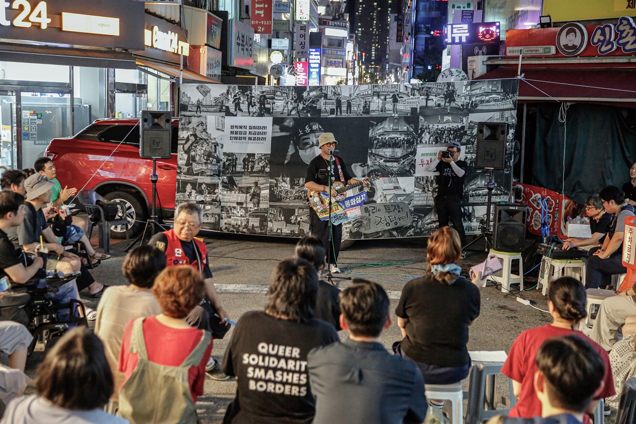  서면시장 입구 골목 사거리에 마련된 문화제 행사에는 문화 노동자 박준 가수가 이날 당일 서울에서 내려와 노래로 연대하며 700일 파업 여성 노동자를 위로했다. 