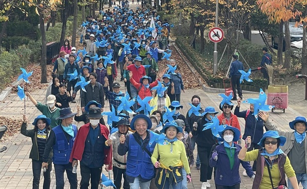  평화 통일 행진을 하는 장재근 대표. 2023년 11월 안양 중앙공원 평화 통일 축제. 당시 참가 인원이 1500여 명이었다. 축제를 마친 뒤 500여 명은 학익천에서 평화 통일 행진을 벌였다. 