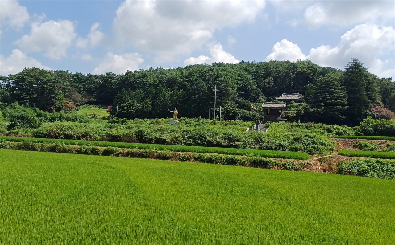  소충사 전경. 그 앞으로 나대용 동상과 거북선 조형물이 서 있다. 소충사 옆으로 축사도 있다.