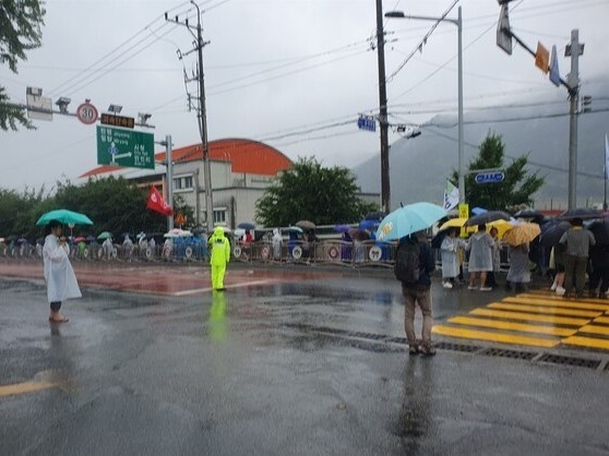  지난 8일 전국 각지에서 시민과 활동가들이 '밀양 희망버스'를 타고 밀양에 모였다. 사진은 송전탑 현장을 방문하러 가는 모습.