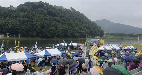  지난 8일 밀양 희망버스 탑승자들이 밀양 영남루 맞은편에서 결의대회를 열었다. 