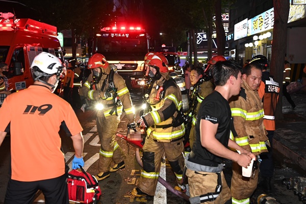  22일 오후 경기 부천 모 호텔의 화재 현장에서 소방대원들이 환자를 이송하고 있다. 이 불로 7명이 숨졌고 다른 투숙객 등 12명이 다쳤다. 