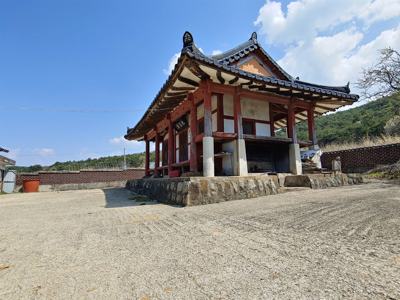 재실 앞마당 소요산 자락이 뻗은 산 아래, 북향의 작은 재실이다. 이곳에 손화중이 몸을 숨겼다.