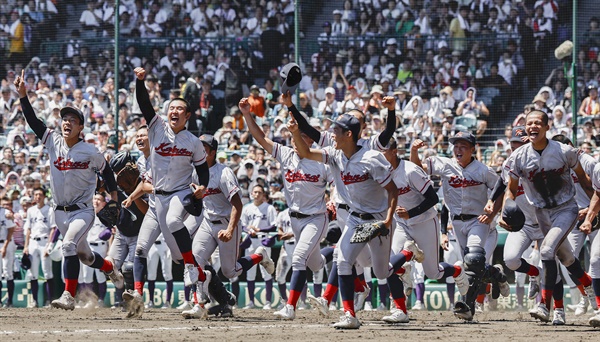  한국계 국제학교인 교토국제고 선수들이 23일 일본 효고현 니시노미야 한신고시엔구장에서 열린 전국 고교야구선수권대회(여름 고시엔) 결승전에서 간토다이이치고를 2-1로 이기고 우승한 뒤 응원석 쪽으로 달려가고 있다.