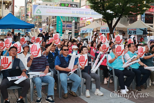  23일 저녁 상남분수광장에서 열린 ”열 받은 창원시민, 윤석열 퇴진 대장정-촛불문화제“