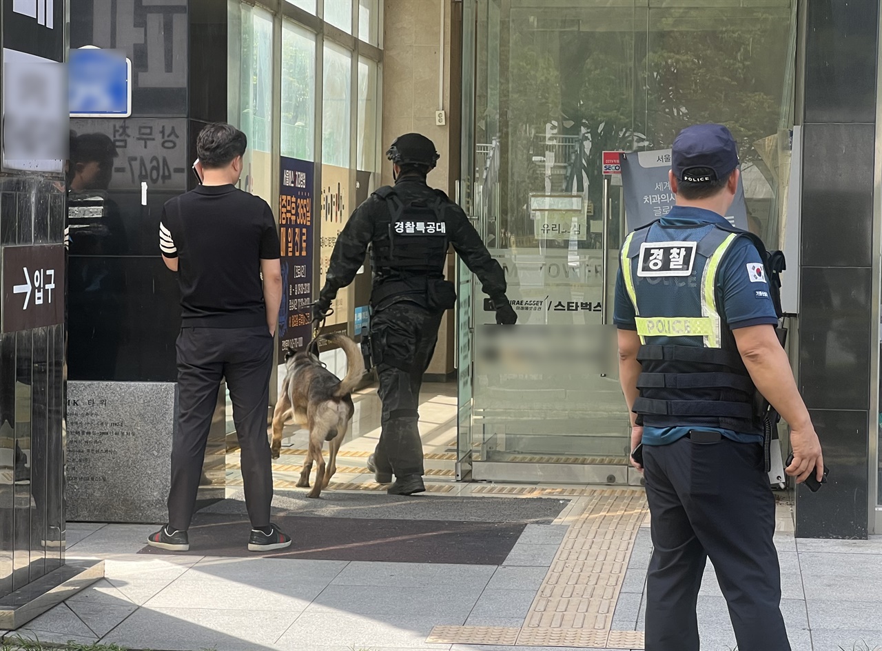  22일 광주 서구 한 치과병원에서 부탄가스가 들어있는 정체불명의 종이상자가 폭발했다. 이 사고로 인명피해는 발생하지 않았다. 사진은 경찰견과 함께 도착한 경찰특공대의 모습. 2024.8.22