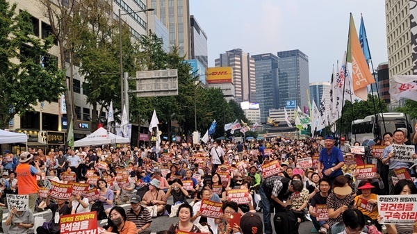 104차 촛불집회 24일 오후 서울시청-숭례문 대로에서 열린 104차 촛불집회 모습이다.