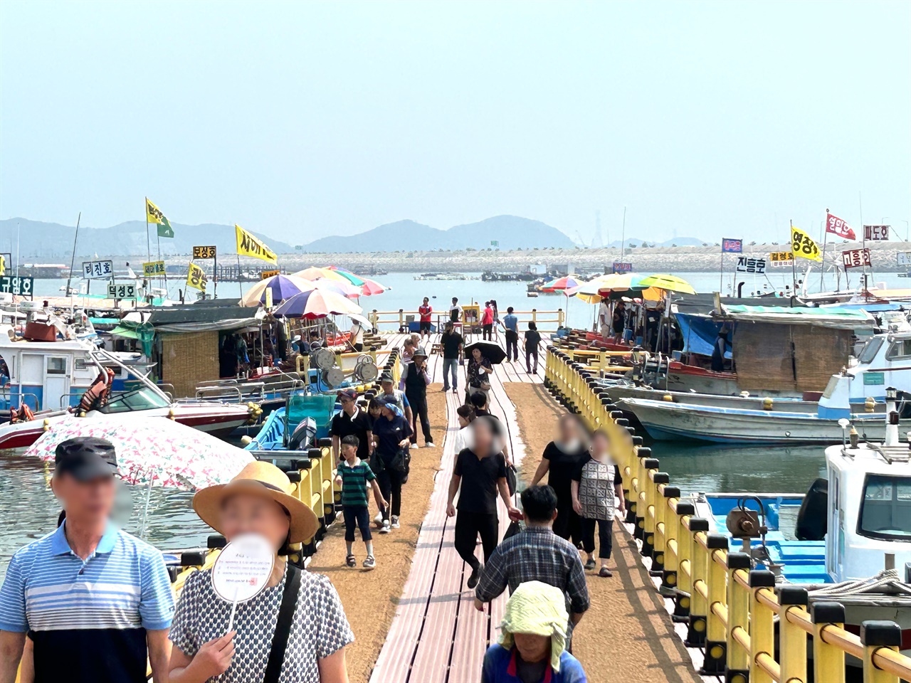  삼길포 우럭축제가 개막하면서 어선에서 직접 우럭을 맛볼 수 있는 ‘회뜨는 선상’에는 관광객들의 발길이 이어졌다. 