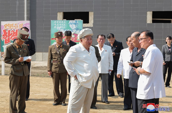  김정은 북한 국무위원장이 지난 24일과 25일 지방공업공장 건설장들을 시찰했다고 조선중앙통신이 26일 보도했다. 2024.8.26