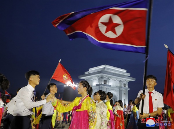  북한이 '조국해방 79주년'을 맞아 지난 8월 15일 평양 개선문광장에서 청년학생들의 야회가 열렸다고 조선중앙통신이 16일 보도했다. 

