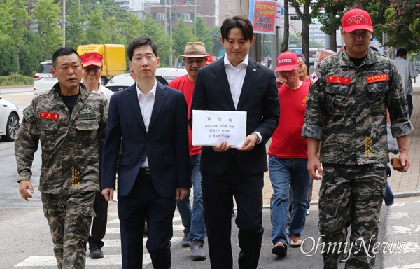 김규현 변호사, 공익신고자보호법위반죄로 권성동 의원 고소 채해병 수사외압 구명로비 의혹 공익신고자 김규현 변호사가 정구승 변호사, 해병대예비역연대 회원들과 26일 오전 서울 영등포구 영등포경찰서에 '권성동 국민의힘 의원 공익신고자보호법 위반 혐의 고소장'을 제출하기 위해 이동하고 있다.