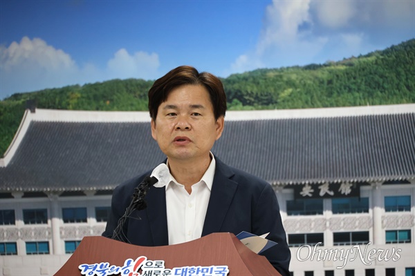  김호진 경상북도 기획조정실장이 26일 오후 경북도청 브리핑룸에서 대구경북 행정통합에 대해 설명하고 있다.