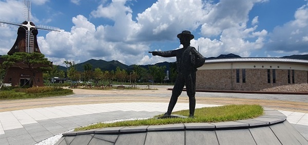 네덜란드 핸드릭 하멜동상 강진 병영 하멜전시관 앞의 동상으로 17세기 하멜이 우리나라로 표류해옴에 따라 네덜란드가 조선과 도자기 무역을 검토한 적이 있었다.