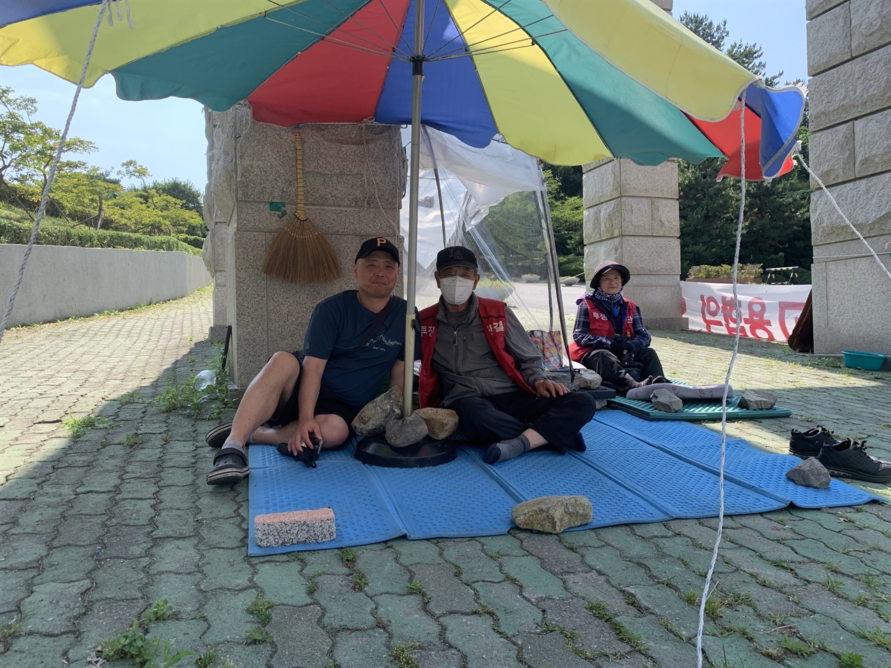 울산과학대학교 정문 울산과학대학교 정문에서 시위 중인 김영석님, 김순남님