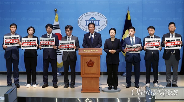  국회 환경노동위원회 소속 더불어민주당 이학영, 이용우, 박해철, 김주영, 박정, 박홍배, 김태선 의원과 진보당 정혜경 의원이 27일 오전 서울 여의도 국회 소통관에서 기자회견을 열어 윤석열 대통령의 김문수 고용노동부 장관 후보자 지명 철회를 촉구하고 있다.