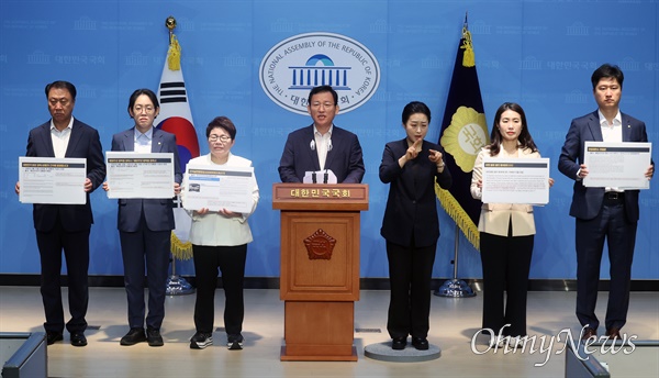  국회 환경노동위원회 소속 국민의힘 김위상, 조지연, 임이자, 김형동, 김소희, 우재준 의원들이 27일 오전 서울 여의도 국회 소통관에서 기자회견을 열어 김문수 고용노동부 장관 후보자 인사청문회 파행을 규탄하며 “민주당은 후보자에 대한 왜곡과 편견 없이 청문심사 보고서를 채택할 것”을 촉구하고 있다.