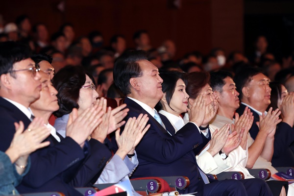  윤석열 대통령과 김건희 여사가 15일 서울 종로구 세종문화회관에서 열린 제79주년 광복절 경축식에서 공연을 감상하며 박수치고 있다. 