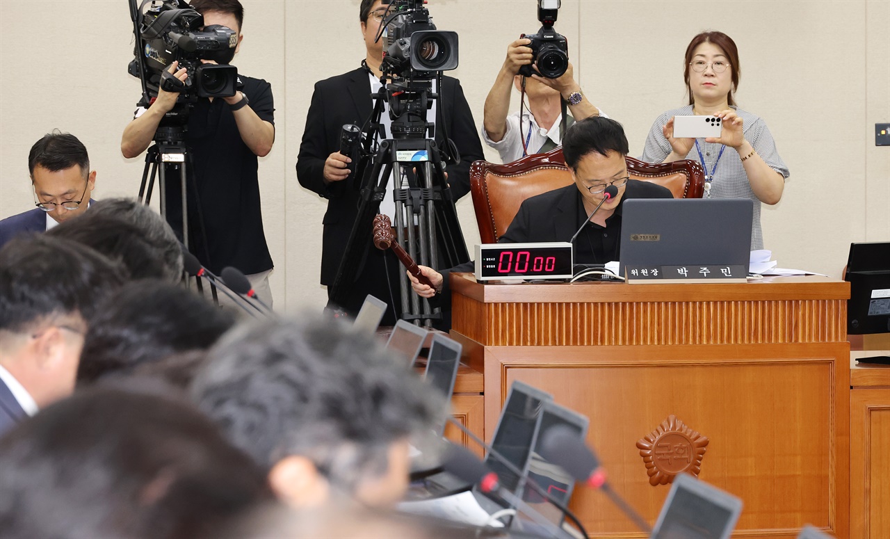   20일 오전 열린 국회 보건복지위원회 전체회의에서 더불어민주당 소속 박주민 위원장이 의사봉을 두드리고 있다. 2024.8.20 