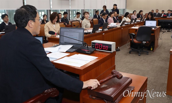 간호법 상정하는 박주민 위원장 박주민 보건복지위원장이 28일 서울 여의도 국회에서 열린 보건복지위원회 전체회의에서 간호법을 상정하고 있다.