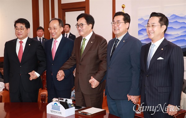  우원식 국회의장과 추경호 국민의힘 원내대표, 박찬대 더불어민주당 원내대표가 28일 서울 여의도 국회에서 열린 여야 원내대표 회동에 앞서 기념촬영을 하고 있다. 왼쪽부터 국민의힘 배준영 원내수석부대표, 추경호 원내대표, 우원식 국회의장, 더불어민주당 박찬대 원내대표, 박성준 원내수석부대표.