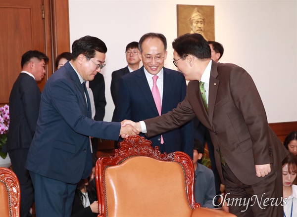  우원식 국회의장과 박찬대 더불어민주당 원내대표가 28일 서울 여의도 국회에서 열린 여야 원내대표 회동에 참석하며 악수하고 있다.