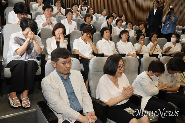  28일 오후 서울 여의도 국회에서 간호법이 재석 290명 중 찬성 283명, 반대 2명, 기권 5명으로 가결되자, 대한간호협회 간호사들이 기뻐하고 있다.