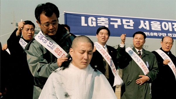  다큐멘터리 영화 <수카바티: 극락축구단>의 한 장면.