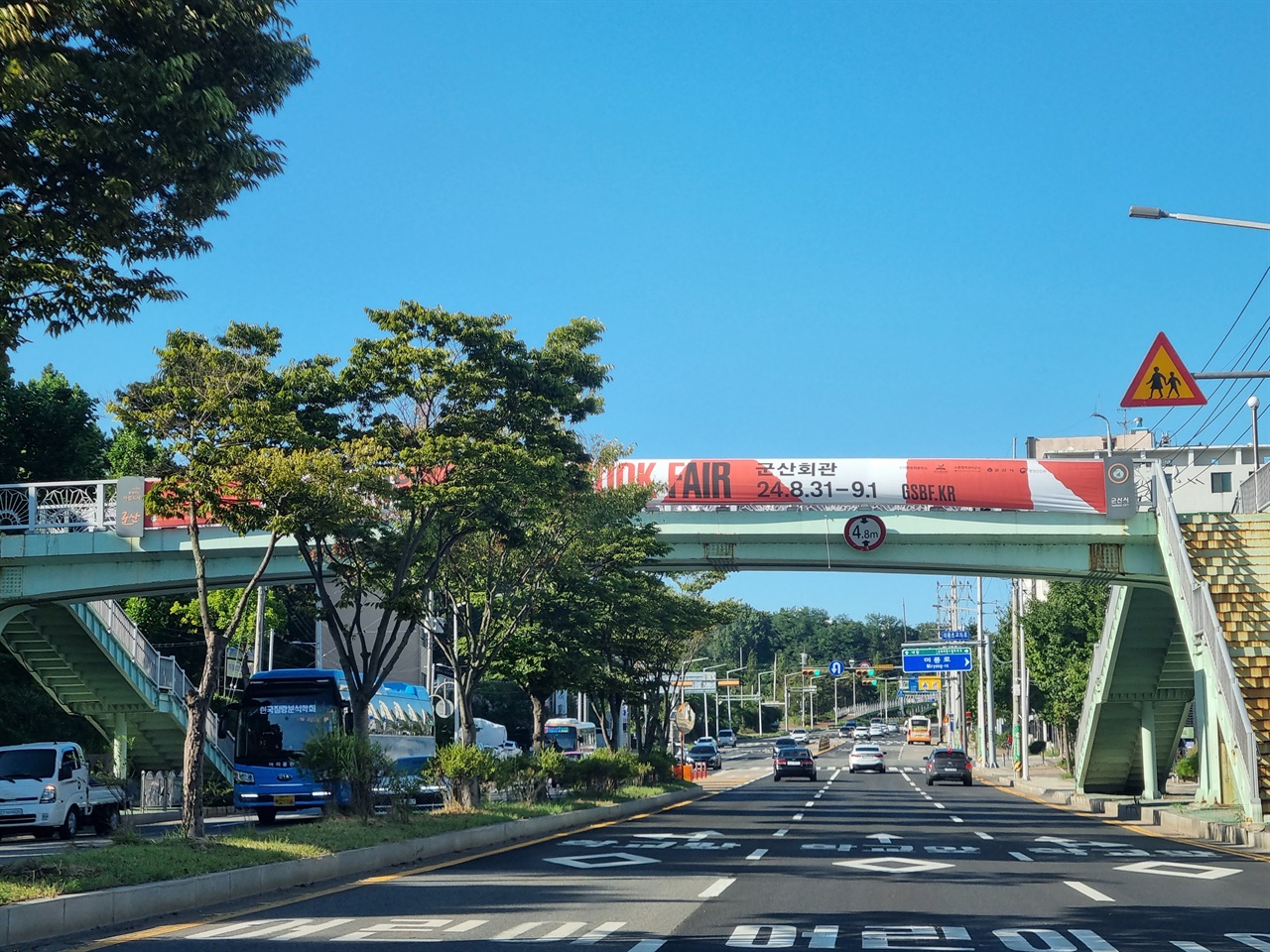 군산북페어 현수막 군산 시내 곳곳에 강렬한 색감의 포스터와 현수막이 너울대고 있다.