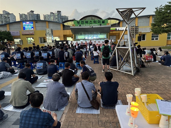 윤석열퇴진 당진촛불 200여명의 시민들이 촛불집회를 하고 있다.