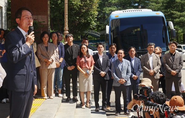  해직 교사를 특별 채용하도록 지시한 혐의로 대법원에서 집행유예 2년의 유죄 확정판결을 받고 교육감직을 상실한 조희연 교육감이 29일 오전 서울 종로구 서울시교육청에서 대법원 선고에 대한 입장을 밝히고 있다. 이날 더불어민주당 남인순, 김동아, 박홍근, 김준혁, 김남근, 박주민, 곽상언 의원이 서울시교육청을 찾아 조 교육감을 배웅했다.